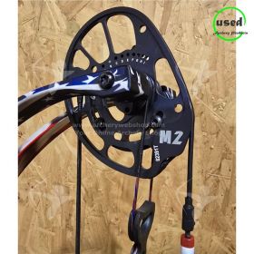 The PSE Dominator Duo, with its American Flag design and used by Johan van Dongen, is a high-performance bow with 50-60 lbs draw weight and a 38-inch axle-to-axle for target and competition archery.