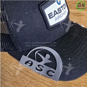 Image of the Archery Service Center Hat Clip featuring premium stainless-steel construction at 1.5 mm (0.06 in) thickness. With dimensions of 65 mm (2.56 in) by 40 mm (1.57 in), the clip stands out visually while remaining lightweight and secure on a base