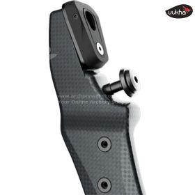 Close view of the Taïkha traditional riser emphasizing carbon fiber structure, graduated tiller bolts, and optimized shelf radius for off-the-shelf shooting. The integrated aluminum hardware and damping elements demonstrate durability and vibration reduct